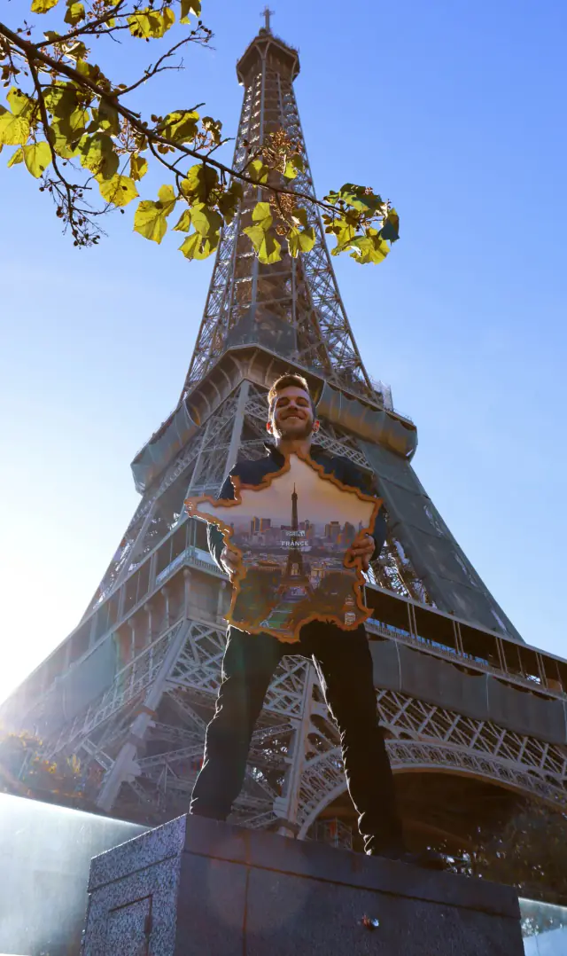 Holding a France Borderframe under the Eiffel Tower